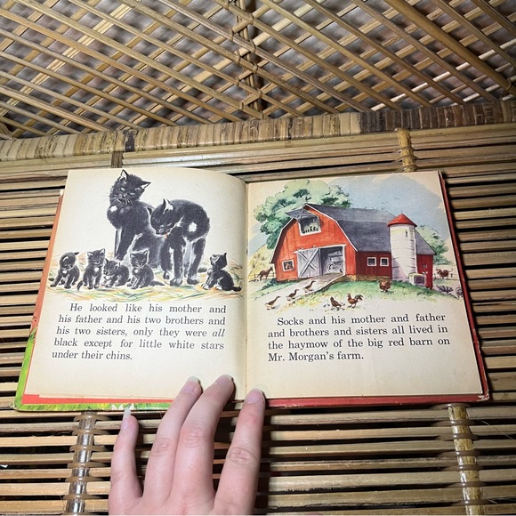 Vintage Socks Tell a Tale Book 1949 HTF cat - Picture 9 of 9